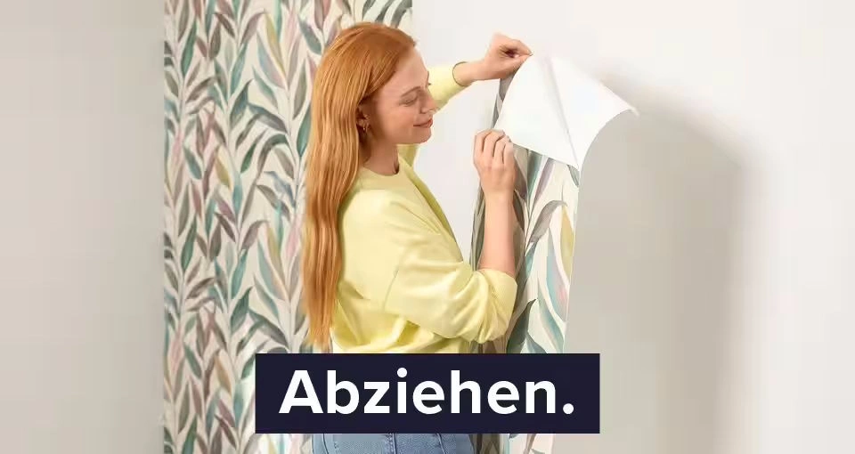 Schutzfolie wird von selbstklebender Tapete vor dem Anbringen abgezogen