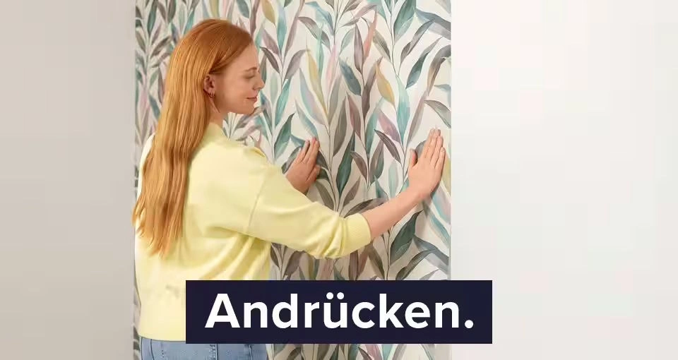Selbstklebende Tapete wird einfach an die Wand angedrückt